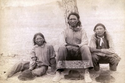 1891年に洋服を着た3人のラコタの10代の少年 作： John C. H. Grabill