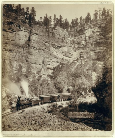 エルク・キャニオンを通過する列車（モノクロ写真 作： John C. H. Grabill
