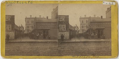 1869年に郵便局を背景にしたシカゴのマディソンストリートにあるジョンR.ウォルシュ定期刊行物店の様子 作： John Carbutt