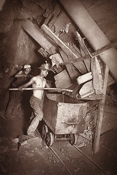 ドルコース鉱山の 412 番地にある製粉所、「Mongst mines and miners, or Underground Scenes by Flash-Light」（J.C. Burrows と William Thomas 作）の挿絵、パブ。 1893年（セピア写真） 作： John Charles Burrow