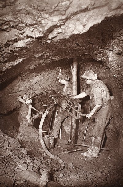 J.C. Burrows と William Thomas による「Mongst mines and miners, or Underground Scenes by Flash-Light」の挿絵、イースト プール鉱山、パブ。 1893年（セピア写真） 作： John Charles Burrow
