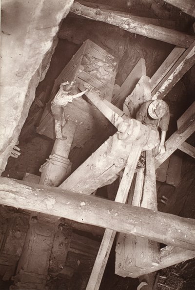 Dolcoath 鉱山のバランス ボックス、J.C. Burrows と William Thomas による「Amongst mines and miners, or Underground Scenes by Flash-Light」のイラスト、パブ。 1893年（セピア写真） 作： John Charles Burrow