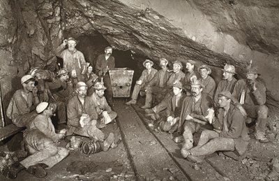 「Croust time」、East Pool mine、J.C. Burrows と William Thomas による「Mongst mines and miners, or Underground Scenes by Flash-Light」のイラスト、パブ。 1893年（セピア写真） 作： John Charles Burrow