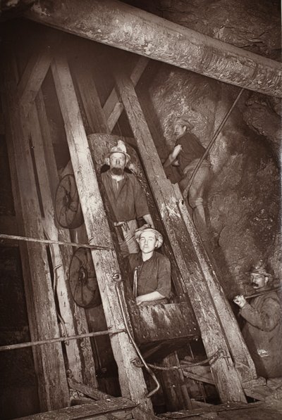 ドルコースでのギグ、「Mongst mines and miners, or Underground Scenes by Flash-Light」の挿絵、J.C. Burrows と William Thomas によるパブ。 1893年（セピア写真） 作： John Charles Burrow