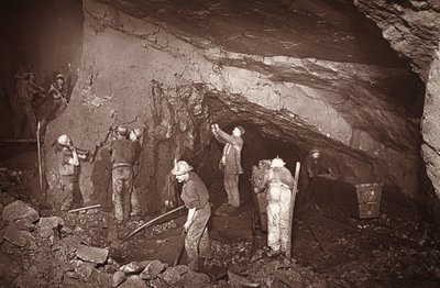J.C.バロウズとウィリアム・トーマスによる「Amongst mines and miners, or Underground Scenes by Flash-Light」の挿絵、イーストプール鉱山の70番地に立ち寄る。 1893年（セピア写真） 作： John Charles Burrow