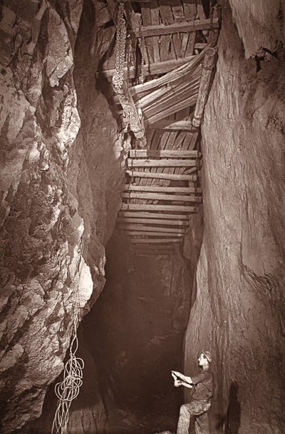 ドルコース鉱山の 375、J.C. Burrows と William Thomas による「Mongst mines and miners, or Underground Scenes by Flash-Light」のイラスト、パブ。 1893年（セピア写真） 作： John Charles Burrow