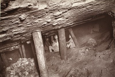 The 66, Blue Hills mine, イラスト「Mongst mines and miners, or Underground Scenes by Flash-Light」 by J.C. Burrows and William Thomas, pub. 1893年（セピア写真） 作： John Charles Burrow