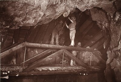 ブリッジ、イースト プール鉱山、J.C. バロウズとウィリアム トーマスによる「Mongst mines and miners, or Underground Scenes by Flash-Light」のイラスト、パブ。 1893年（セピア写真） 作： John Charles Burrow