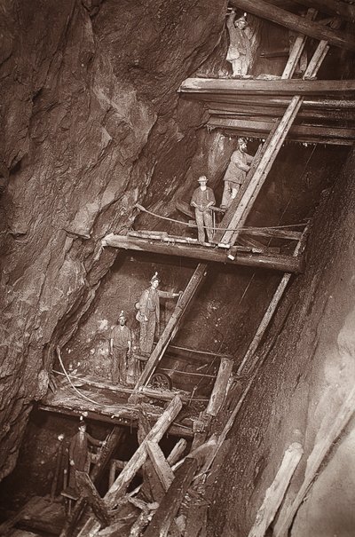 Dolcoath Mine のマン エンジン、J.C. Burrows と William Thomas による「Mongst mines and miners, or Underground Scenes by Flash-Light」のイラスト、パブ。 1893年（セピア写真） 作： John Charles Burrow