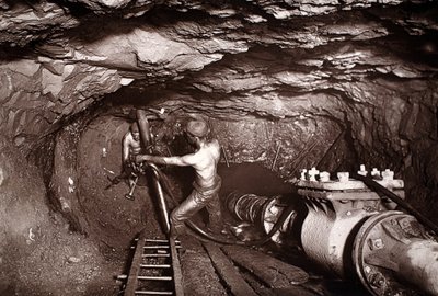クックのキッチン エンジン シャフトの下部、「Mongst mines and miners, or Underground Scenes by Flash-Light」（J.C. バロウズとウィリアム トーマス、パブ）のイラスト。 1893年（セピア写真） 作： John Charles Burrow