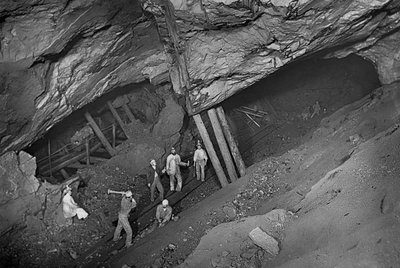 コーンウォール州ドルコア地下採掘場 作： John Charles Burrow