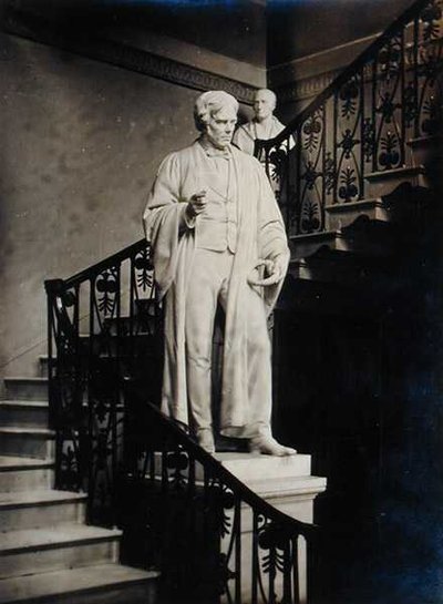 マイケル・ファラデー（1791-1867）（大理石） 作： John Henry Foley