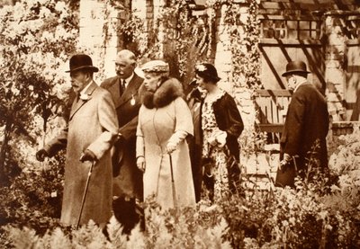 1930年代のチェルシーフラワーショーでのキングジョージとクイーンメアリー 作： John Hill