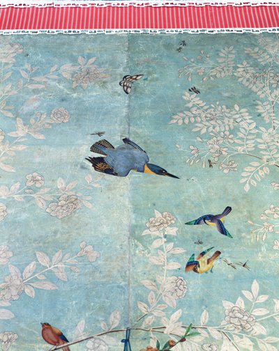 The Birds of America」から切り取ったベルテッド・カワセミを、手描きの中国製壁紙に貼り付けた（コラージュ）。 作： John James Audubon