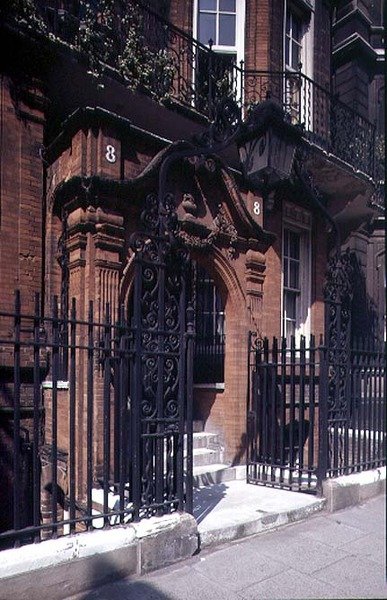8宮殿の門、1873-75年建造 作： John James Stevenson