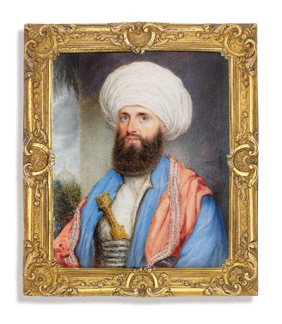 ジェームズ・シルク・バッキンガム（1786-1855）、水色のコートが付いた白いシャツ、肩にピンクの刺繍のショール、カマーバンドに固定された短剣が付いた白いターバン、モスクのある風景の背景 作： John Jukes