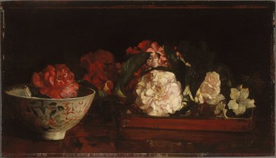 マホガニーのテーブルに置かれた和盆の花 作： ジョン・ラ・ファージ