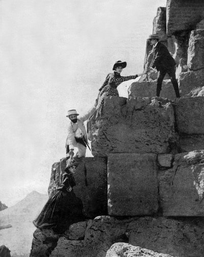 エジプト・ギザのチェオプスの大ピラミッドの登頂（1890年頃）（モノクロ写真 作： John Lawson Stoddard