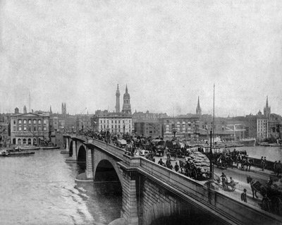 1831年にロンドンのテムズ川に架けられたロンドン橋、1900年頃（モノクロ写真 作： John Lawson Stoddard