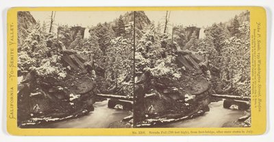 ネバダ滝（高さ700フィート）、7月の吹雪の後、歩道橋から撮影。シリーズ「カリフォルニア ― ヨセミテ渓谷」より、No. 1208 作： John P. Soule