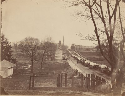 1865年4月、バージニア州ピーターズバーグに入る陸軍貨車の列車（写真） 作： ジョン・リーキー