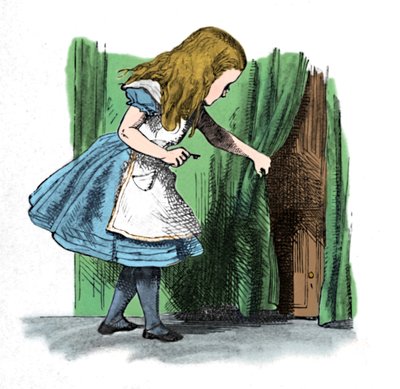 カーテンの後ろの小さなドアを見ているアリス、1889年 作： John Tenniel