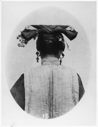 結婚した満州婦人の髪形の背面図、1867〜72年 作： John Thomson