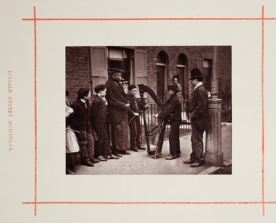 イタリアのストリートミュージシャン、1877年 作： John Thomson