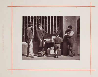 劇的な靴の黒、1877 年。 作： John Thomson
