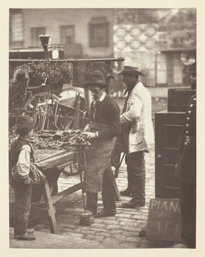 通りの鍵屋 作： John Thomson