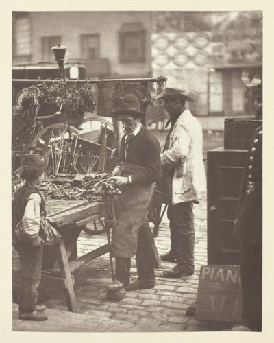 通りの鍵屋、1881 年。 作： John Thomson