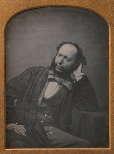 蝶ネクタイとジャケットを着た着席の中年男性、1850年代。 作： John Watkins