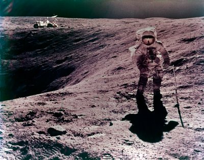 1972年4月、アポロ16号のデカルト着陸地点に立つチャールズ・デューク宇宙飛行士。 作： John Watts Young