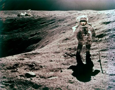 1972 年 4 月、アポロ 16 号ミッション、デカルト着陸地点でのチャールズ デューク宇宙飛行士。 作： John Watts Young