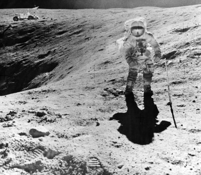 アポロ16号ミッション中にデカルトの着陸地点でサンプルを収集するチャールズ・デューク、1972年 作： John Watts Young