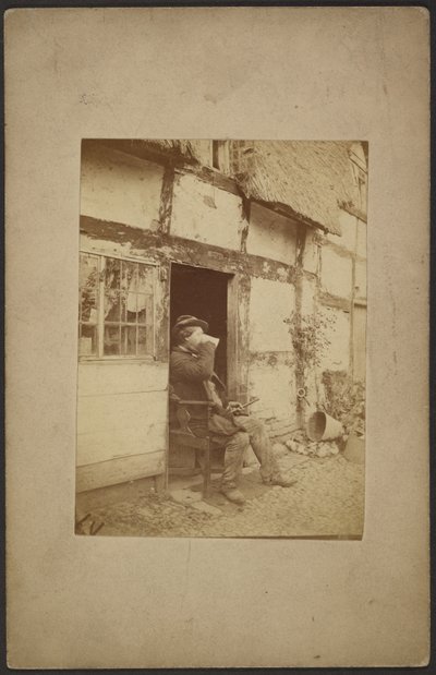 [開け放たれた戸口のマグカップで酒を飲む座った男] 作： John Whistler