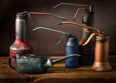 ヴィンテージのオイル缶コレクション 作： Jon  Kinney