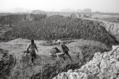 インド、コルカタのレンガ工場、2016年（写真） 作： Jon Nicholson