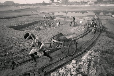 インド、コルカタのレンガ工場、2016年（写真） 作： Jon Nicholson