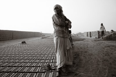 インド、コルカタのレンガ工場、2016年（写真） 作： Jon Nicholson