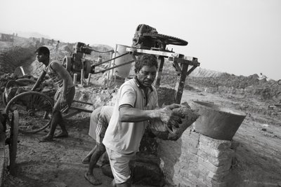 インド、コルカタのレンガ工場、2016年（写真） 作： Jon Nicholson
