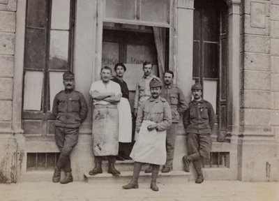 アルバム "Meine weltkriegs - Erinnerungen South-West Front (Carinthia, Italien, South Tyrol) (私の世界大戦-南西戦線の思い出（カリンシア、イタリア、トレンティーノ・アルト・アディジェ）1915年3月31日-1918年11月19日 - Josef Zohles Wien ": 集合写真の前で。 作： Josef Zohles