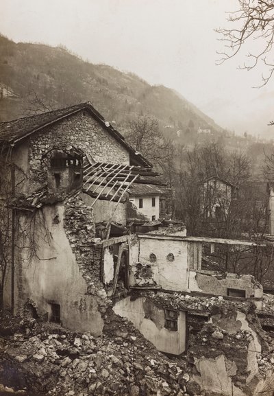 アルバム "Meine weltkriegs - Erinnerungen South-West Front (Carinthia, Italien, South Tyrol) (私の世界大戦-南西戦線の記憶（カリンシア、イタリア、トレンティーノ・アルト・アディジェ）1915/03/1931-12/11/1918 - Josef Zohles Wien ": 家の瓦礫（モノクロ写真）。 作： Josef Zohles