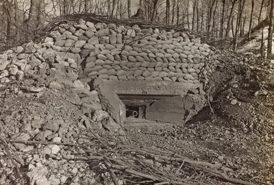 アルバム「Meine weltkriegs - Erinnerungen South-West Front (Carinthia, Italien, South Tyrol) (私の世界大戦-南西戦線の記憶（カリンシア、イタリア、トレンティーノ・アルト・アディジェ）1915年3月31日-1918年11月19日 - Josef Zohles Wien ": 大砲のある軍用バンカー 作： Josef Zohles