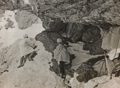 アルバム「Meine weltkriegs - Erinnerungen South-West Front (Carinthia, Italien, South Tyrol) (私の世界大戦-南西戦線の記憶（カリンシア、イタリア、トレンティーノ・アルト・アディジェ）1915/03/1915-12/11/1918 - Josef Zohles Wien ": 山の中の軍用掩蔽壕 作： Josef Zohles