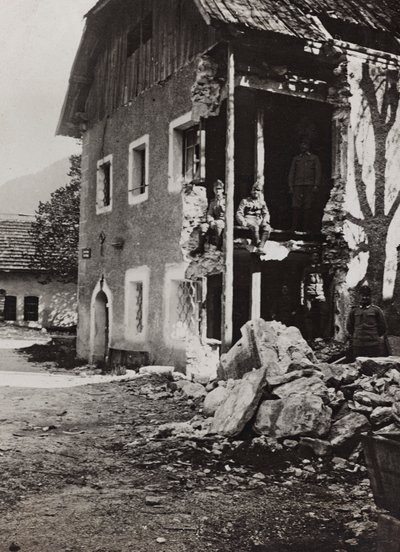 アルバム "Meine weltkriegs - Erinnerungen South-West Front (Carinthia, Italien, South Tyrol) (私の世界大戦-南西戦線の記憶（カリンシア、イタリア、トレンティーノ・アルト・アディジェ）1915年3月31日-1918年11月19日 - Josef Zohles Wien ": Valbrunaの瓦礫（モノクロ写真 作： Josef Zohles