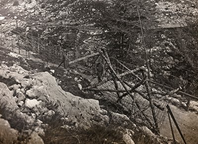 アルバム "Meine weltkriegs - Erinnerungen South-West Front (Carinthia, Italien, South Tyrol) (私の世界大戦-南西戦線の思い出（カリンシア、イタリア、トレンティーノ・アルト・アディジェ）1915/03/1931-12/11/1918 - Josef Zohles Wien ": 鉄条網（モノクロ写真 作： Josef Zohles