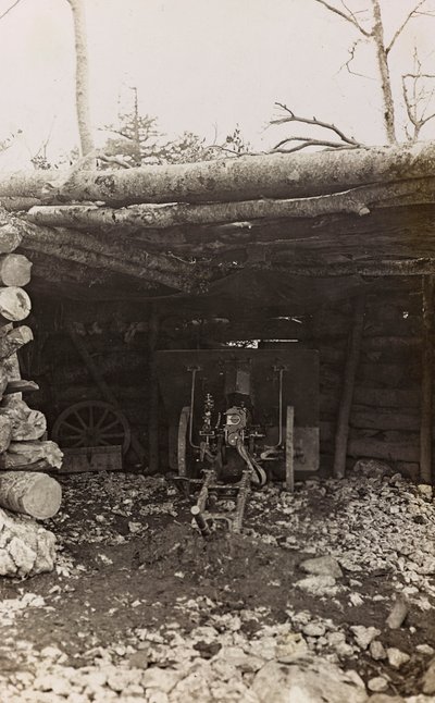 アルバム "Meine weltkriegs - Erinnerungen South-West Front (Carinthia, Italien, South Tyrol) (私の世界大戦-南西戦線の記憶（カリンシア、イタリア、トレンティーノ・アルト・アディジェ）1915年3月31日-1918年11月19日 - Josef Zohles Wien ": 大砲のある小屋（モノクロ写真 作： Josef Zohles