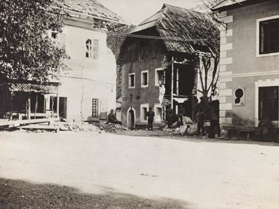 アルバム "Meine weltkriegs - Erinnerungen South-West Front (Carinthia, Italien, South Tyrol) (私の世界大戦-南西戦線の記憶（カリンシア、イタリア、トレンティーノ・アルト・アディジェ）1915年3月31日-1918年11月19日 - Josef Zohles Wien ": 瓦礫のある広場（モノクロ写真 作： Josef Zohles