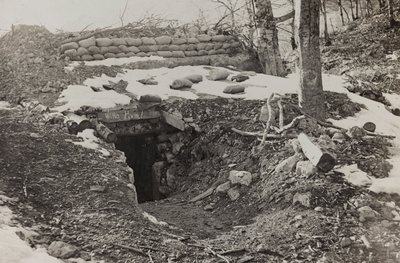 アルバム "Meine weltkriegs - Erinnerungen South-West Front (Carinthia, Italien, South Tyrol) (私の世界大戦-南西戦線の思い出（カリンシア、イタリア、トレンティーノ・アルト・アディジェ）1915/03/1931-12/11/1918 - Josef Zohles Wien ": 軍の掩蔽壕（モノクロ写真 作： Josef Zohles